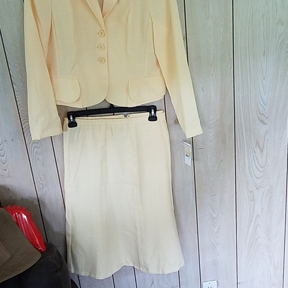 Size 16 Perfect Timing light weight skirt suit - Picture 4 of 4